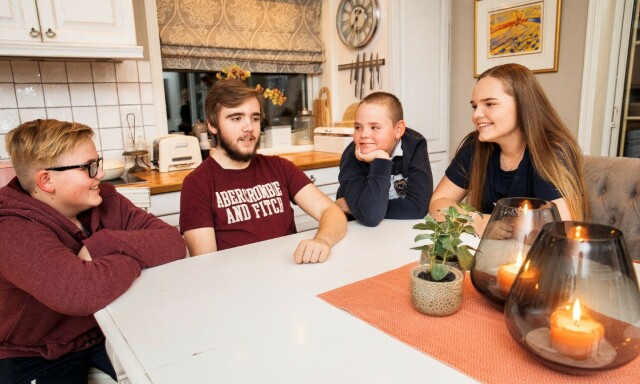 MIDTPUNKTET: Marcus huskes for sitt lune, rolige vesen. Da Se og Hør besøkte familien i 2018 fortalte søsknene Thomas (t.v.), Tobias og Julie at de så opp til storebroren, og lot seg inspirere av ham. Foto: Espen Solli MIDTPUNKTET: Marcus huskes for sitt lune, rolige vesen. Da Se og Hør besøkte familien i 2018 fortalte søsknene Thomas (t.v.), Tobias og Julie at de så opp til storebroren, og lot seg inspirere av ham. Foto: Espen Solli